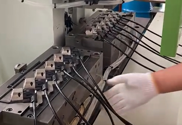 Soluție de turnare de producție pentru conectori de alimentare din PVC